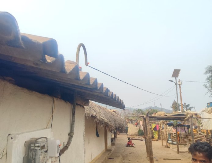 नियद नेल्लानार योजना से दशकों के अंधेरे से बाहर आया 40 किमी दूर बसा गारपा, 55 लाख की लागत से 48 घरों में पहुंची बिजली से तेज हुआ विकास
