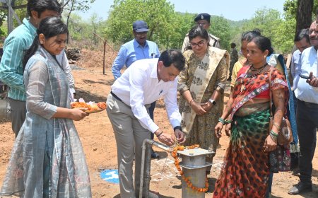 अबूझमाड़ के ईरकभट्टी-बेचा में जल मिशन संचालक का दौरा: ढोल-मांदरी से स्वागत, ‘जल अर्पण’ संग पेयजल व्यवस्था का निरीक्षण