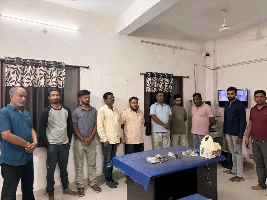 थाना कुकड़ाझोर पुलिस ने जुआ खेलते 9 आरोपियों को रंगे हाथ पकड़ा, 1,16,300 रुपये नगद, ताश पत्ती व वाहन समेत सामग्री जब्त