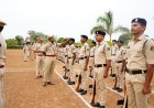 नारायणपुर पुलिस लाइन में एसपी ने ली परेड की सलामी, बलवा ड्रिल से परखी जवानों की तैयारी