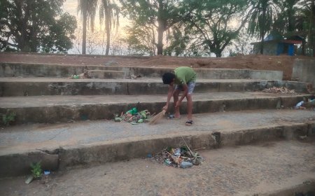 नारायणपुर: VHP ने बजरंग कला मंदिर के तालाब घाट से हटाए कांच के टुकड़े, श्रद्धालुओं की सुरक्षा के लिए की सफाई