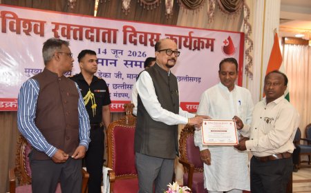रायपुर: विश्व रक्तदाता दिवस पर राज्यपाल रमेन डेका ने किया रक्तदाताओं का सम्मान, नारायणपुर के नरेंद्र मेश्राम को मिला प्रमाण पत्र