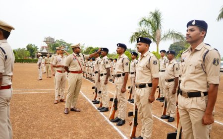 नारायणपुर पुलिस लाइन में एसपी ने ली परेड की सलामी, बलवा ड्रिल से परखी जवानों की तैयारी