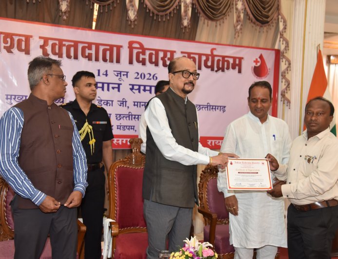 रायपुर: विश्व रक्तदाता दिवस पर राज्यपाल रमेन डेका ने किया रक्तदाताओं का सम्मान, नारायणपुर के नरेंद्र मेश्राम को मिला प्रमाण पत्र
