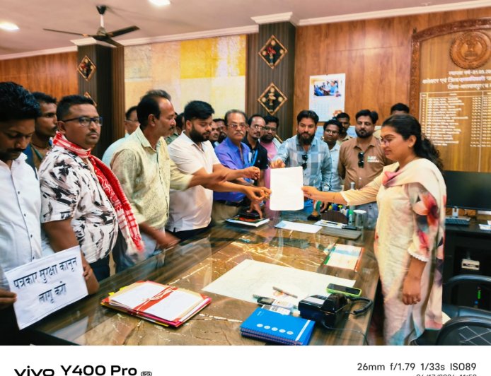 नारायणपुर में पत्रकारों का हल्ला बोल, सुरक्षा कानून लागू करने की मांग को लेकर दिया एकदिवसीय धरना