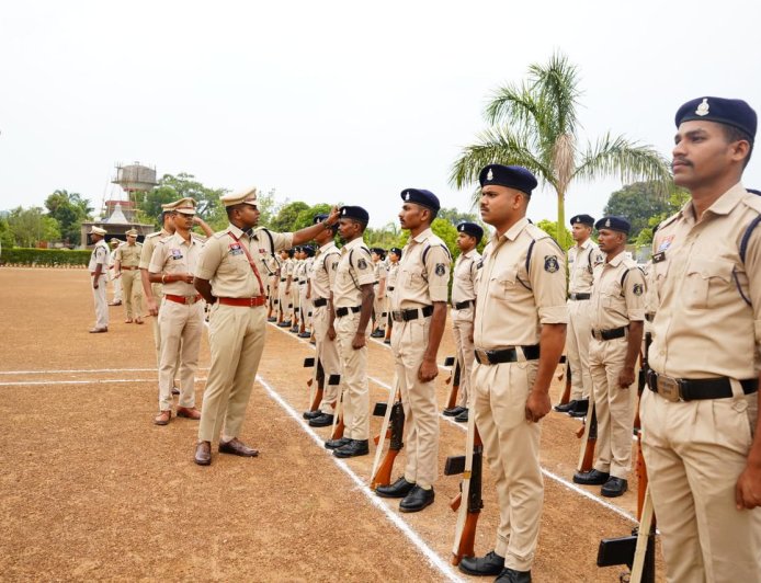 नारायणपुर पुलिस लाइन में एसपी ने ली परेड की सलामी, बलवा ड्रिल से परखी जवानों की तैयारी
