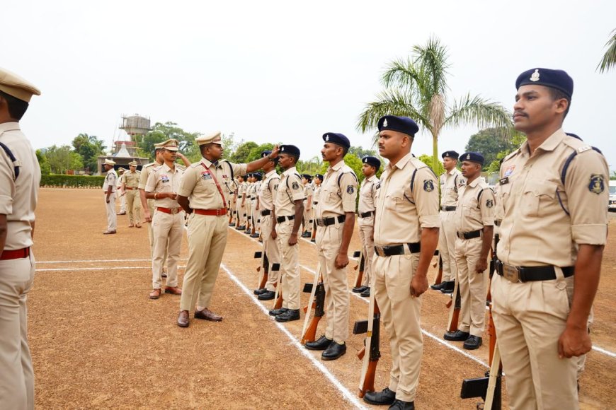 नारायणपुर पुलिस लाइन में एसपी ने ली परेड की सलामी, बलवा ड्रिल से परखी जवानों की तैयारी