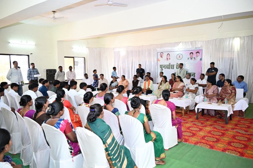 आत्मसमर्पित नक्सलियों से मिलीं मंत्री लक्ष्मी राजवाड़े, कहा- पुनर्वास नीति नई शुरुआत का माध्यम