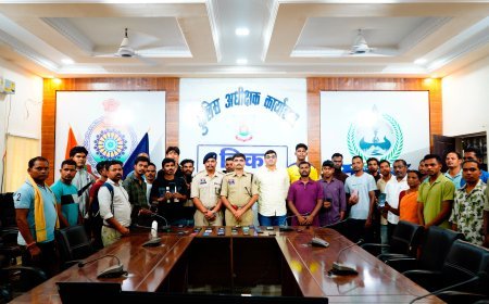 नारायणपुर साइबर पुलिस के विशेष अभियान “निक मोबाइल इयाना” के तहत 11 लाख 17 हजार रुपये से अधिक मूल्य के 59 गुम मोबाइल लौटाए गए स्वामियों को