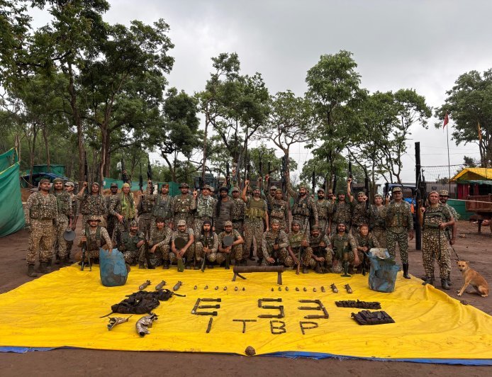 नारायणपुर पुलिस और ITBP की संयुक्त कार्रवाई: जंगल से 15 किलो IED सहित रॉकेट लॉन्चर, मोर्टार और विस्फोटक बरामद