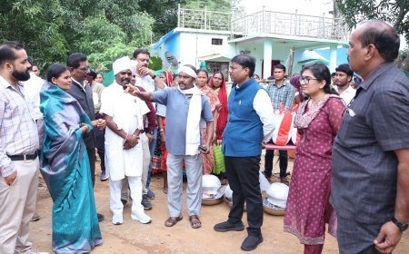 लगातार बारिश से जलभराव वाले क्षेत्रों का वन मंत्री केदार कश्यप ने किया दौरा, प्रभावित परिवारों को राहत सामग्री और सहायता राशि वितरित