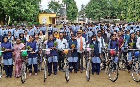 निःशुल्क सरस्वती सायकल योजना से छात्राओं के चेहरे खिले, स्कूल आने-जाने में मिली बड़ी सुविधा