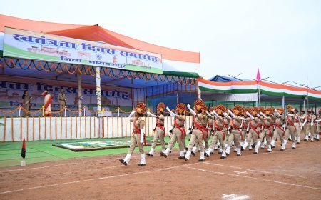 तिरंगे की शान में सराबोर हुआ नारायणपुर: 80वें स्वतंत्रता दिवस पर विधायक लता उसेंडी ने किया ध्वजारोहण, 28 शहीद परिवारों को किया सम्मानित