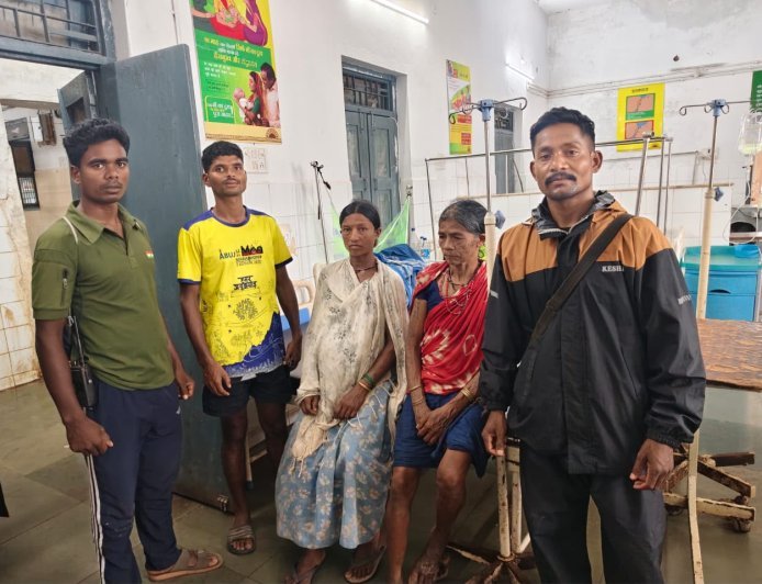 अबूझमाड़ में फिर दिखी पुलिस की मानवीय संवेदना – दुर्गम कुड़मेल से गर्भवती महिला को बाइक से अस्पताल पहुंचाकर डीआरजी जवानों ने बचाई जान