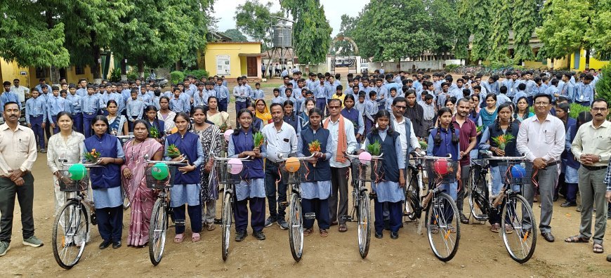 निःशुल्क सरस्वती सायकल योजना से छात्राओं के चेहरे खिले, स्कूल आने-जाने में मिली बड़ी सुविधा